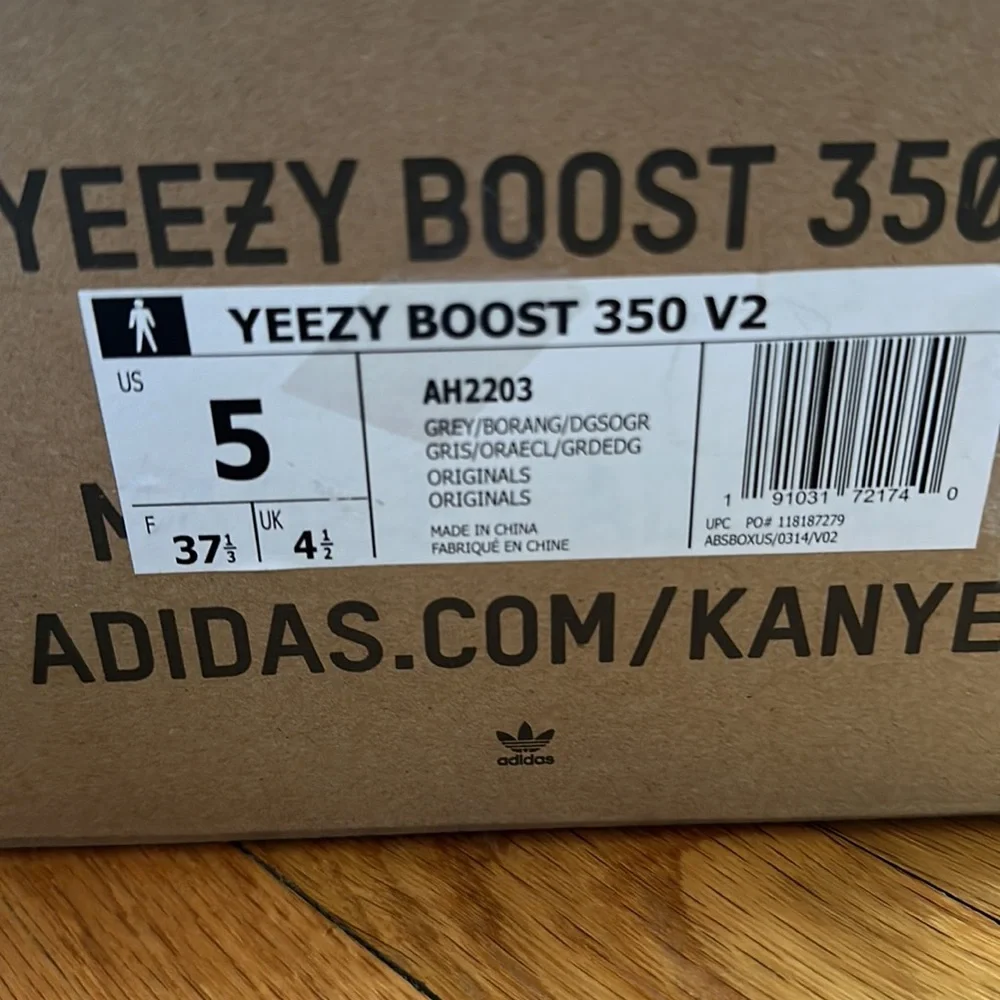 Authentic YEEZY BOOST 350 V2 'BELUGA 2.0 - Picture 7 of 9